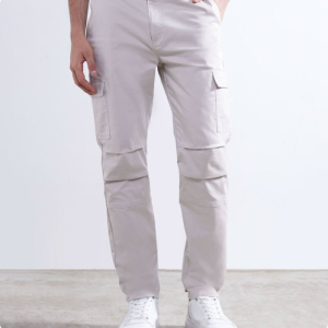 Pantalón cargo slim con bolsillos utilitarios